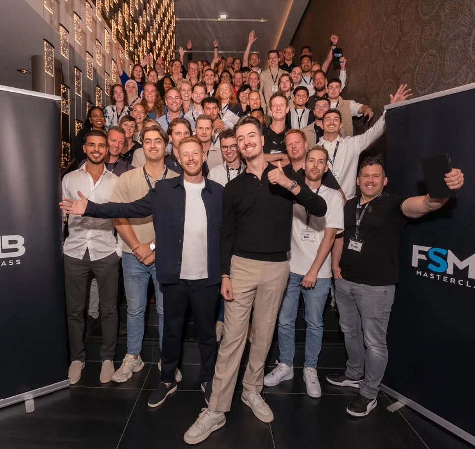 De FSMB-community bijeen op de trap tijdens een evenement
