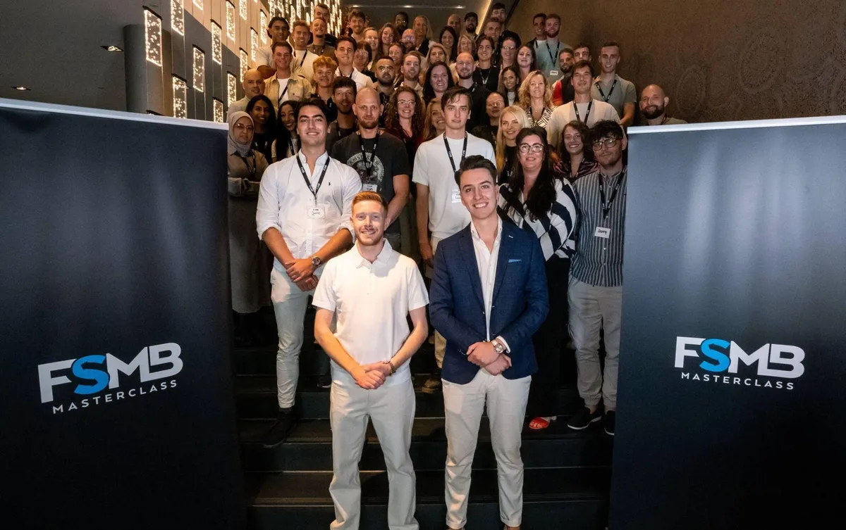Deelnemers en coaches samen tijdens een FSMB-evenement